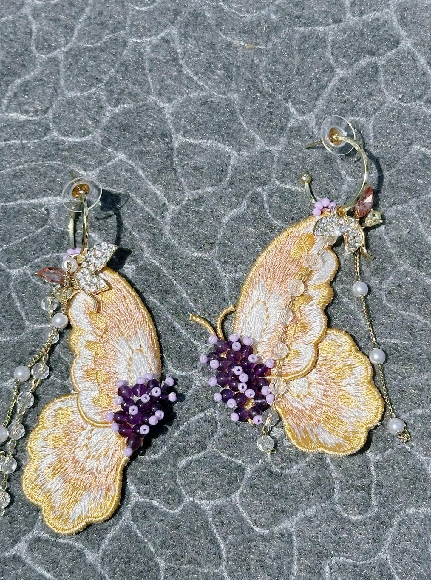 Handmade Pearl Cat Paw Dangle Earrings: Gold Plated Hook